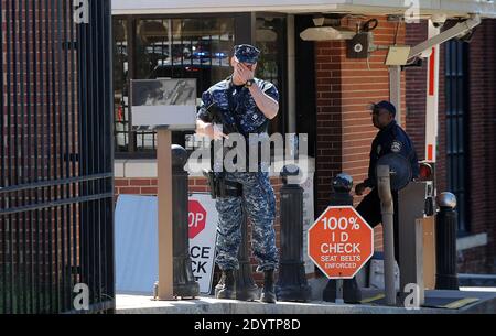 Un personale militare si trova al cancello anteriore del Washington Naval Yard 17 settembre 2013 a Washington, DC, USA. Ieri un appaltatore della difesa di nome Aaron Alexis presumibilmente ha ucciso almeno 13 persone durante un rampage di tiro al Navy Yard. Foto di Olivier Douliery/ABACAPRESS.COM Foto Stock