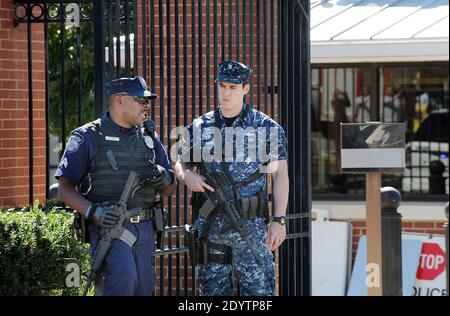 Un ufficiale di polizia si trova al cancello anteriore del Washington Naval Yard 17 settembre 2013 a Washington, DC, USA. Ieri un appaltatore della difesa di nome Aaron Alexis presumibilmente ha ucciso almeno 13 persone durante un rampage di tiro al Navy Yard. Foto di Olivier Douliery/ABACAPRESS.COM Foto Stock