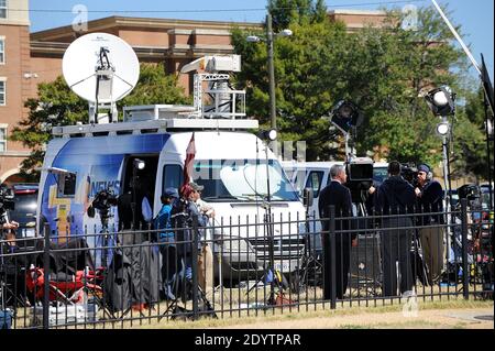 I membri dello stand dei media di fronte al cancello del Washington Naval Yard 17 settembre 2013 a Washington, DC, USA. Ieri un appaltatore della difesa di nome Aaron Alexis presumibilmente ha ucciso almeno 13 persone durante un rampage di tiro al Navy Yard. Foto di Olivier Douliery/ABACAPRESS.COM Foto Stock