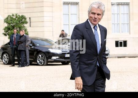 Il presidente francese Claude Serillon lascia il palazzo presidenziale Elysee dopo la riunione settimanale del gabinetto, a Parigi, in Francia, il 18 settembre 2013. Foto di Stephane Lemouton/ABACAPRESS.COM Foto Stock