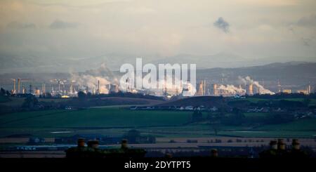 Stirling, Scozia, Regno Unito. 27 Dicembre 2020. Nella foto: La raffineria di petrolio di Grangemouth lavora durante il giorno 2 del blocco della fase festiva 4. Lo stabilimento di Mossmorran ha promesso di non fare più alcuna flaring imprevista durante il periodo festivo. Credit: Colin Fisher/Alamy Live News Foto Stock