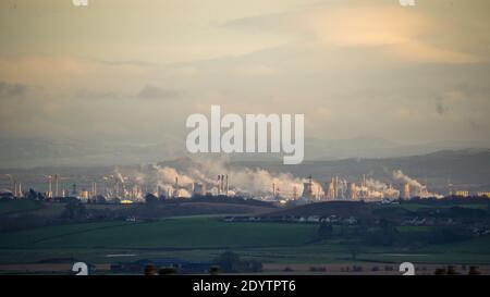 Stirling, Scozia, Regno Unito. 27 Dicembre 2020. Nella foto: La raffineria di petrolio di Grangemouth lavora durante il giorno 2 del blocco della fase festiva 4. Lo stabilimento di Mossmorran ha promesso di non fare più alcuna flaring imprevista durante il periodo festivo. Credit: Colin Fisher/Alamy Live News Foto Stock