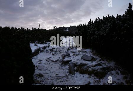 Alba invernale a Pilsk. Vista dei Monti Tatra dalla cima di Pilsko. Foto Stock