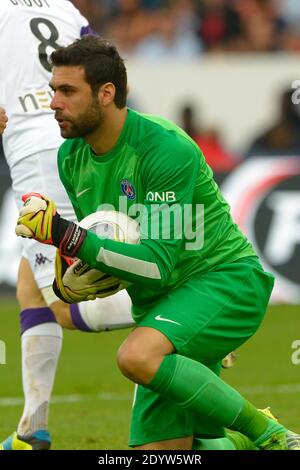 Salvatore Sirigu di PSG durante la prima partita di calcio della Francia, PSG contro Tolosa, a Parigi, in Francia, il 28 settembre 2013. PSG ha vinto 2-0. Foto di Henri Szwarc/ABACAPRESS.COM Foto Stock