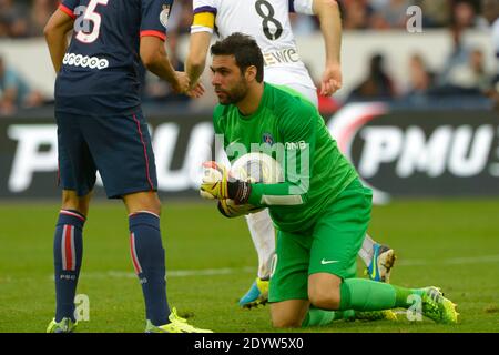 Salvatore Sirigu di PSG durante la prima partita di calcio della Francia, PSG contro Tolosa, a Parigi, in Francia, il 28 settembre 2013. PSG ha vinto 2-0. Foto di Henri Szwarc/ABACAPRESS.COM Foto Stock