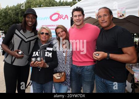 Mariama Signate, Veronique de Villele, Martine Boukobza, Vincent Parisi e Patrick Antonini partecipano al Torneo Petanque a beneficio dell'associazione 'Meghanora' tenutasi a Place des Invalides a Parigi, in Francia, il 29 settembre 2013. Foto di Audrey Poree/ABACAPRESS.COM Foto Stock