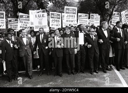 Il reverendo Dr. Martin Luther King, Jr, quarto da sinistra, e altri leader dei diritti civili tengono le mani mentre guidano una folla di centinaia di migliaia di persone alla marcia di Washington for Jobs and Freedom, Washington, DC, USA 28 agosto 1963. Da sinistra a destra: John Lewis, Mathew Ahmann, Unidentified, Dr. King, Unidentified, Unidentified, Rabbi Joachim Prinz, Unidentified, e Whitney Young. Foto di Arnie Sachs / CNP/ABACAPRESS.COM Foto Stock