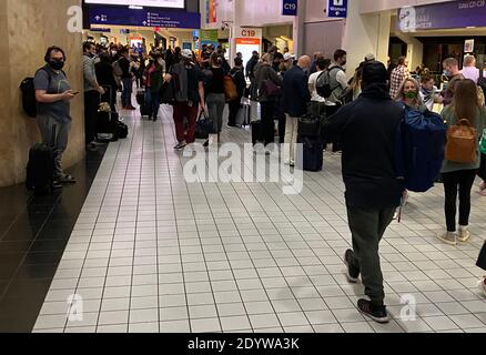 Dallas, Texas, Stati Uniti. 27 Dicembre 2020. I viaggiatori ritornano e partono dall'aeroporto internazionale di Dallas/Fort Worth dopo il fine settimana delle feste di Natale durante il Covid-19 Pandemic il 27 dicembre 2020 a Dallas, Texas. Credit: Mpi34/Media Punch/Alamy Live News Foto Stock