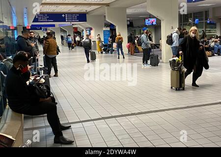 Dallas, Texas, Stati Uniti. 27 Dicembre 2020. I viaggiatori ritornano e partono dall'aeroporto internazionale di Dallas/Fort Worth dopo il fine settimana delle feste di Natale durante il Covid-19 Pandemic il 27 dicembre 2020 a Dallas, Texas. Credit: Mpi34/Media Punch/Alamy Live News Foto Stock