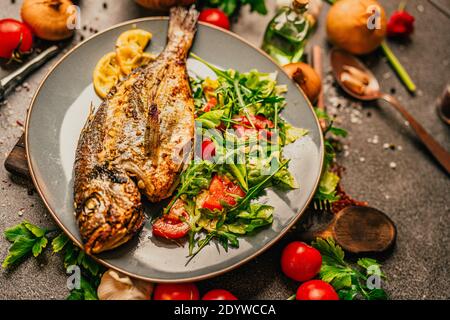 Preparato orata grigliata di mare bream.Fish dieta meal.Seafood e verdure per Buona salute.costoso pesce dorado recipe.Healthy Mediterranean diet.Maki Foto Stock