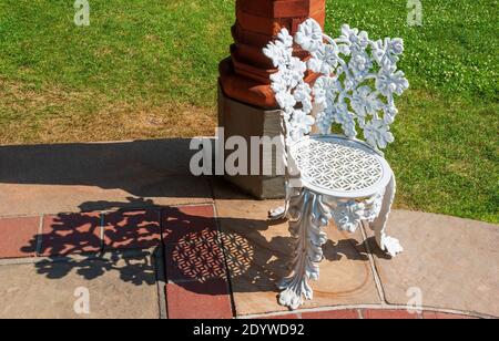 Sedia da giardino vintage in ghisa dipinta di bianco. Schiena e gambe con grappa e foglie design. Reticolo geometrico sul sedile. Naumkeag, Stockbridge, ma Foto Stock