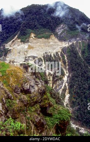 Operazioni di taglio aperto presso la ricca miniera d'oro e rame Grasberg di PT Freeport Indonesia sulle montagne della Papua Occidentale, Indonesia Foto Stock