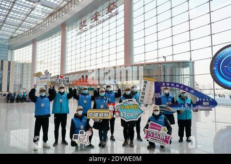 (201228) -- PECHINO, 28 dicembre 2020 (Xinhua) -- i volontari celebrano il funzionamento della ferrovia interurbana Pechino-Xiong'an alla stazione ferroviaria di Xiong'an, nella nuova area di Xiong'an, nella provincia di Hebei, nella Cina settentrionale, il 27 dicembre 2020. La ferrovia interurbana Pechino-Xiong'an ha aperto al traffico la domenica, collegando la capitale cinese con la 'città del futuro' del paese -- la Nuova zona di Xiong'an. Situato a circa 100 km a sud-ovest di Pechino, la nuova zona di Xiong'an -- che attraversa le contee di Rongcheng, Anxin, e Xiongxian e alcune aree adiacenti -- è volto a diventare un modello nazionale di alta qualità de Foto Stock