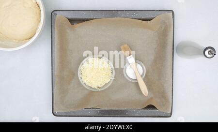 Pane piatto con mozzarella e ricetta graduale. Impastare il pane in una ciotola, mozzarella, sale, olio d'oliva. Gli ingredienti per la cottura devono essere vicini Foto Stock