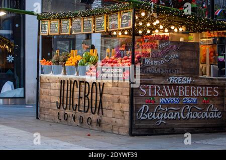 Londra, Regno Unito. 27 Dicembre 2020. Una vista del Juice Box Shop in Oxford Street. Sotto le restrizioni di livello quattro, pub e ristoranti si chiuderanno, così come la vendita al dettaglio ‘non-essenziale'. Credit: SOPA Images Limited/Alamy Live News Foto Stock