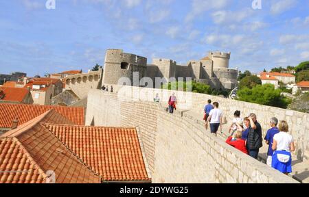 Dubrovnik, Croazia - 24 maggio 2014 - turisti sulle famose mura storiche della città Foto Stock