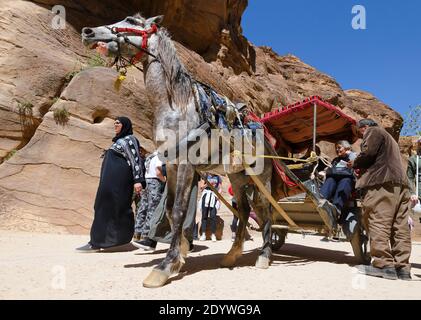Carrozza a cavallo nel Siq, ingresso a Petra, Giordania. Turisti equitazione. Foto Stock