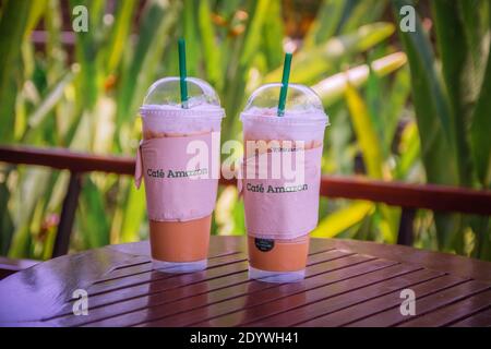 31 marzo 2019 a Bangkok la gente sta bevendo ghiaccio caffè nella caffetteria Foto Stock