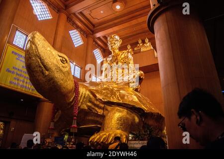 31 marzo 2019 a Nakorn Prathom Thailandia la gente viaggia A Wat Rai Tang Thong nella provincia di Nakhon Pathom molti La gente ha sentito la storia di Luang pu Liu Foto Stock