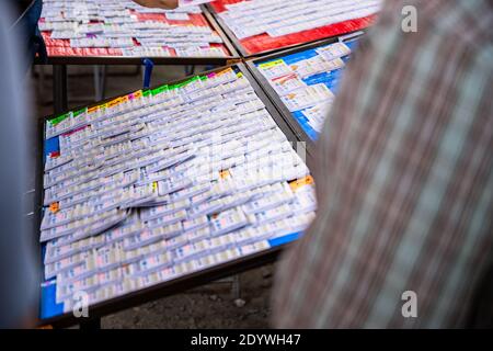 31 marzo 2019 a Nakorn Prathom Thailandia la gente sta comprando lotteria Foto Stock