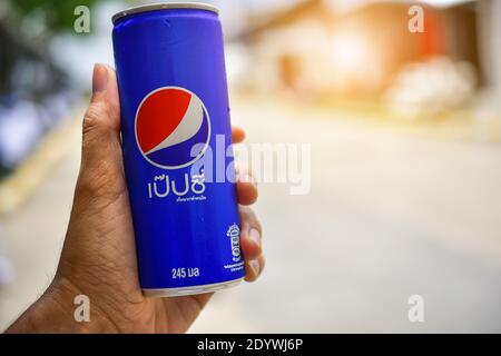 24 agosto 2018 a Bangkok la gente sta bevendo Pepsi il pomeriggio Foto Stock