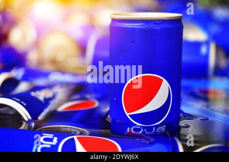 24 agosto 2018 a Bangkok la gente sta bevendo Pepsi il pomeriggio Foto Stock