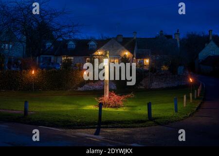 Stott Lantern fuori di una casa di pietra Cotswold in una notte di natale. Stanton, Cotswolds, Gloucestershire, Inghilterra Foto Stock