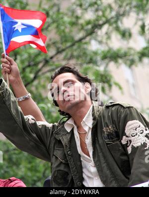 NEW YORK - GIUGNO 10: L'artista di registrazione e attore Marc Anthony partecipa al 50 ° anniversario National Puerto Rican Day Parade lungo la 5th Avenue 10 Giugno 2007 a New York City. Credito: Steve Mack/Photolink/MediaPunch Foto Stock