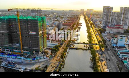 Veduta aerea di ben Binh Dong (porto di Binh Dong) nel nuovo anno lunare ( Tet Festical in Vietnam) con barche di fiori lungo il fiume. Vacanza e terra Foto Stock