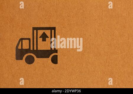 Questo cartello con il lato su in una scatola di imballaggio durante il trasporto. Freccia che indica il modo corretto di spedire o conservare il pacco. Foto Stock