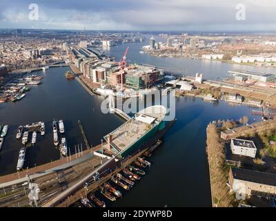 Amsterdam, Nord-Olanda, Paesi Bassi - 12-25-2020 Amsterdam centre, Aerial view il centro della città Nemo Oosterdok, il fiume IJ, IJ tunnel di ingresso Foto Stock