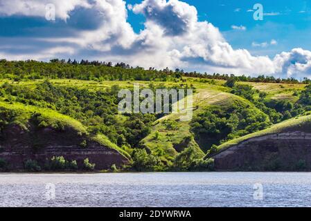 Vista panoramica del fiume Don e colline, pendii, steppa costa, burrone, burrone su una riva. Foto Stock