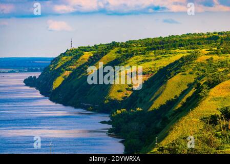 Vista panoramica del fiume Don e colline, pendii, steppa costa, burrone, burrone su una riva. Foto Stock