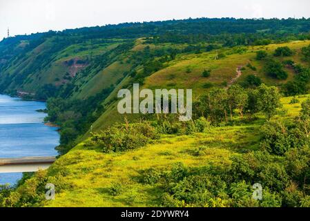 Vista panoramica del fiume Don e colline, pendii, steppa costa, burrone, burrone su una riva. Foto Stock