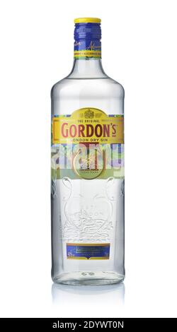 Samara, Russia - Settembre 2020. Prodotto della bottiglia originale di Gordon's London Dry Gin isolata su bianco Foto Stock