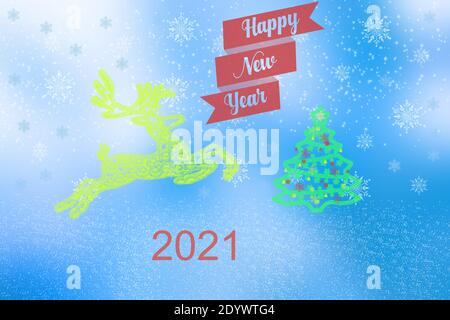 Felice anno nuovo 2021 Card. Cartoncino di auguri festivo, bianco e blu, con una tinta verde, un colorato abete e il testo 2021. Foto Stock