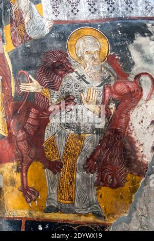 Un affresco con leoni che attaccano una figura religiosa sulla parete interna della Chiesa rocciosa al Monastero di Sumela nella provincia di Trabzon in Turchia. Foto Stock