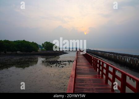 Il ponte rosso ha circa 6 anni, costruito dall'Ufficio dei lavori pubblici e urbanistica a Samut Sakhon. Il ponte era rosso perché il villaggio era ori Foto Stock