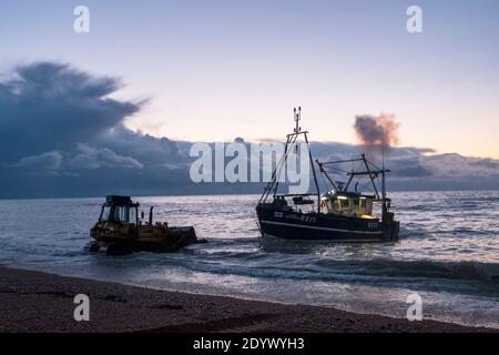 Hastings, East Sussex, Regno Unito 28 dicembre 2020. La pesca a strascico Hastings si lancia all'alba, dalla spiaggia dei pescatori della città vecchia Stade. Con più di 25 barche Hastings ha la più grande flotta di pesca lanciata sulla spiaggia in Europa. Carolyn Clarke/Alamy Live News Foto Stock