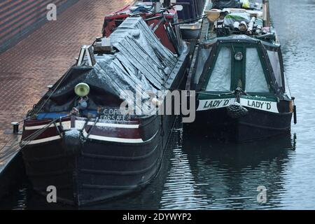 Birmingham, West Midlands, Regno Unito. 28 dicembre 2020. Una leggera spolveratura di neve si deposita lungo i canali nel centro di Birmingham come coperte di neve per la maggior parte della regione. Fig. Per credito: Interrompi stampa Media/Alamy Live News Foto Stock