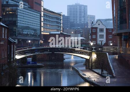 Birmingham, West Midlands, Regno Unito. 28 dicembre 2020. Una leggera spolveratura di neve si deposita lungo i canali nel centro di Birmingham come coperte di neve per la maggior parte della regione. Fig. Per credito: Interrompi stampa Media/Alamy Live News Foto Stock