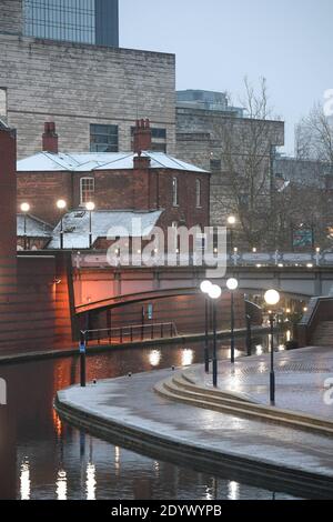 Birmingham, West Midlands, Regno Unito. 28 dicembre 2020. Una leggera spolveratura di neve si deposita lungo i canali nel centro di Birmingham come coperte di neve per la maggior parte della regione. Fig. Per credito: Interrompi stampa Media/Alamy Live News Foto Stock