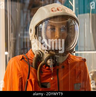 Mosca, Russia - 28 novembre 2018: Astronauta russo spacesuit SK-1 che è stato sviluppato appositamente per Yuri Gagarin. Skafandr Kosmicheskiy numero uno Foto Stock