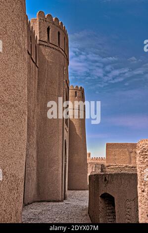 Vista del castello di Rayen, abbandonata cittadella di adobe alla periferia del deserto intorno a Kerman, Iran. Foto Stock