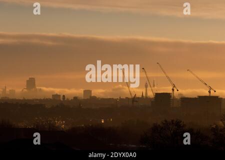 Regno Unito Meteo. Wembley Park, Regno Unito. 28 dicembre 2020. L'alba del mattino rivela lo skyline della città di Londra avvolto nelle nuvole. (Vista da Wembley Park). Amanda Rose/Alamy Live News Foto Stock