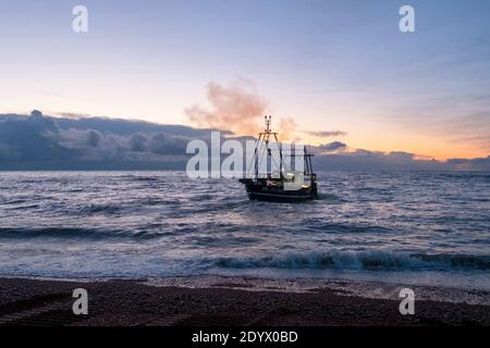 Hastings, East Sussex, Regno Unito 28 dicembre 2020. La pesca a strascico Hastings si lancia all'alba, dalla spiaggia dei pescatori della città vecchia Stade. Con più di 25 barche Hastings ha la più grande flotta di pesca lanciata sulla spiaggia in Europa. Carolyn Clarke/Alamy Live News Foto Stock