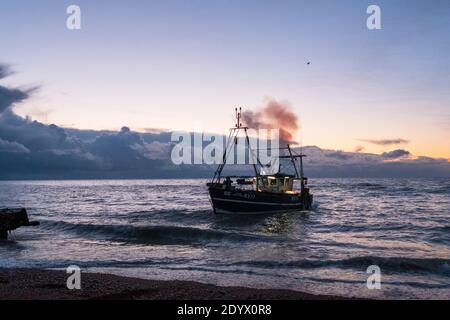 Hastings, East Sussex, Regno Unito 28 dicembre 2020. La pesca a strascico Hastings si lancia all'alba, dalla spiaggia dei pescatori della città vecchia Stade. Con più di 25 barche Hastings ha la più grande flotta di pesca lanciata sulla spiaggia in Europa. Carolyn Clarke/Alamy Live News Foto Stock