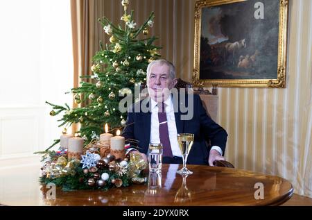 Il presidente Milos Zeman ha invitato tutti i cittadini a essere vaccinati contro la COVID-19 e a non obbedire agli appelli di ignorare l'uso di maschere facciali e a comportarsi come se non ci fosse epidemia nel suo discorso di Natale di oggi, il 26 dicembre 2019, a Lany, Repubblica Ceca. (Foto CTK/Katerina Sulova) Foto Stock