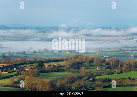 Shaftesbury, Dorset, Regno Unito. 28 dicembre. Regno Unito Meteo. Vista dalla collina di Melbury vicino a Shaftesbury in Dorset con nebbia che copre i campi in una fredda mattinata di ghiaccio. Picture Credit: Graham Hunt/Alamy Live News Foto Stock