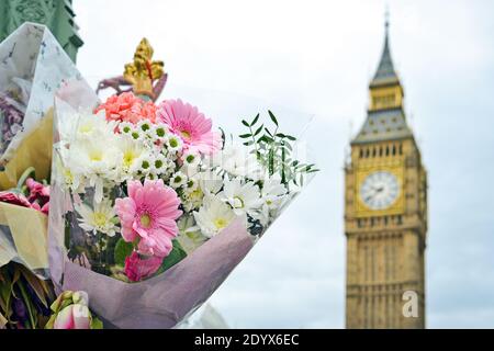 Bouquet di fiori colorati con Big ben sullo sfondo. Londra, Regno Unito Foto Stock